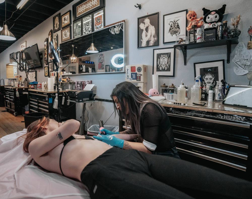 vlogigurl-a-tattoo-artist-tattooing-in-a-shop